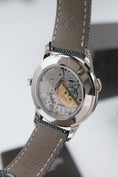 Załaduj obraz do przeglądarki galerii, Zegar Światowy Patek Philippe 5330G - widok szczegółowy 5
