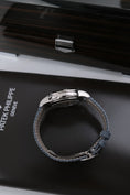 Załaduj obraz do przeglądarki galerii, Zegar Światowy Patek Philippe 5330G - widok szczegółowy 8
