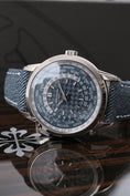 Załaduj obraz do przeglądarki galerii, Patek Philippe Czas Światowy 5330G - Miniatura
