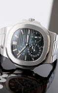 Cargue la imagen en el visor de la galería, Patek Philippe Nautilus 5712/1A-001 - Thumbnail

