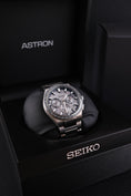 Bild in Galerie-Betrachter laden, Seiko Astron GPS Solar Dual Time 5X SSH113J1 - Detail view 1
