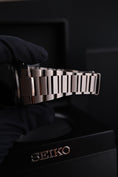 Bild in Galerie-Betrachter laden, Seiko Astron GPS Solar Dual Time 5X SSH113J1 - Detail view 6
