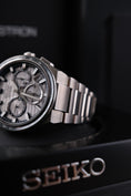 Bild in Galerie-Betrachter laden, Seiko Astron GPS Solar Dual Time 5X SSH113J1 - Detail view 5
