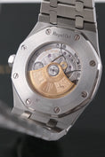 Carica l'immagine nel visualizzatore della galleria, Audemars Piguet Royal Oak Selfwinding 15400ST - Detailansicht 8
