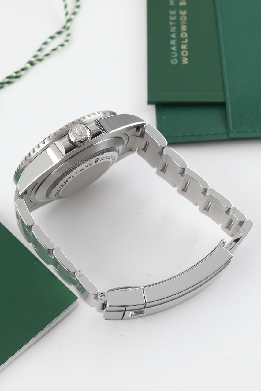 Rolex Sea-Dweller 126600 - Detail view 4