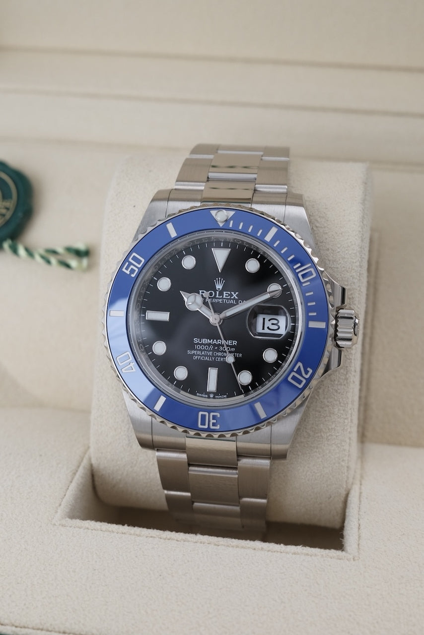 Rolex Submariner Date 126619LB - detailed view 1