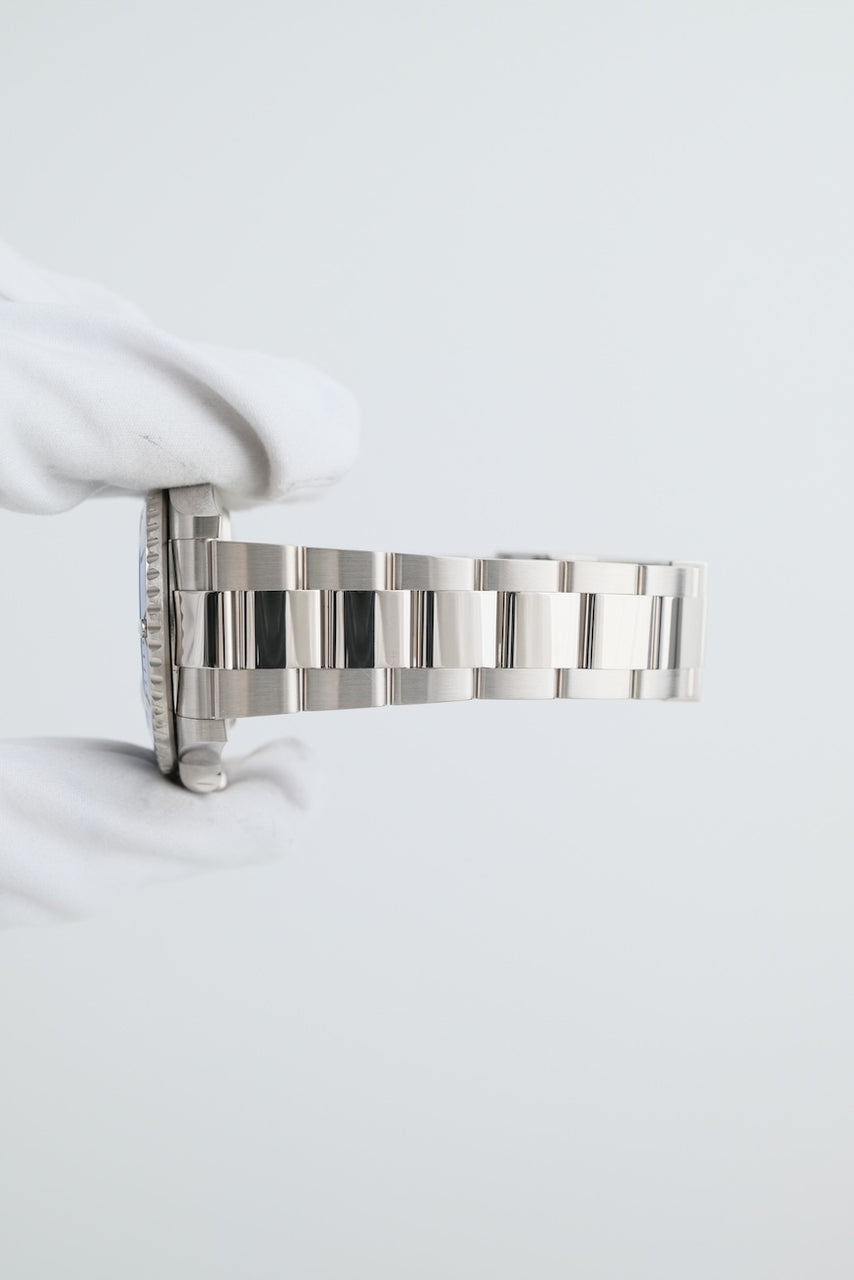 Rolex Submariner Date 126619LB - detailed view 8