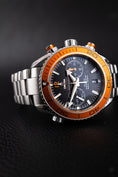 Bild in Galerie-Betrachter laden, Omega Seamaster Planet Ocean Orange 23230465101002 - Detailansicht 2
