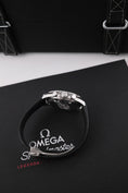 Load image into gallery viewer, Omega Speedmaster Professional Moonwatch 31032425001002 - Detailed view 6
