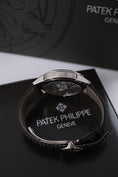 Charger l'image dans la visionneuse de galerie, Patek Philippe Annual Calendar Travel Time 5326G-001 - Detailansicht 7

