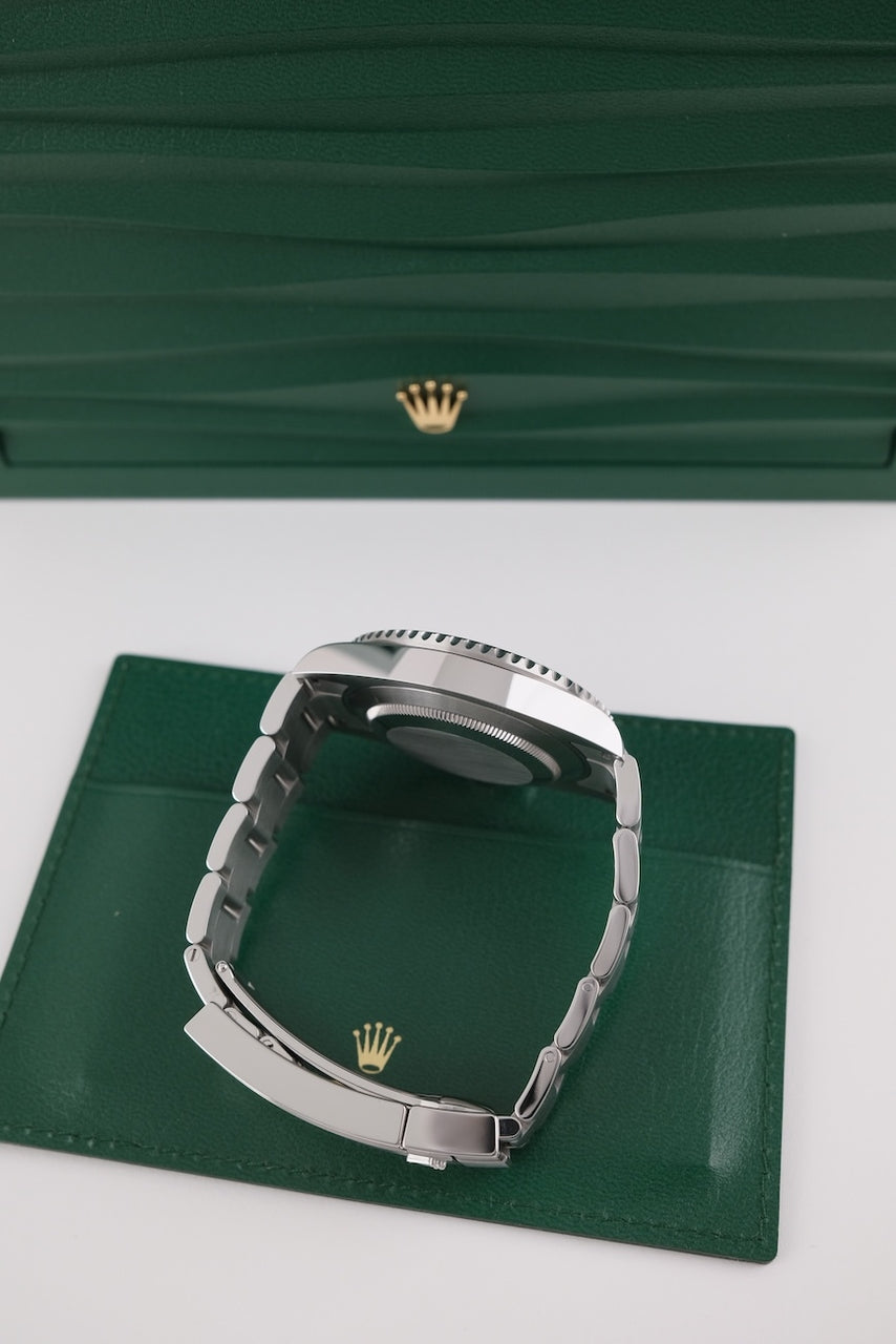 Rolex Submariner No Date 124060 - Detailed view 6