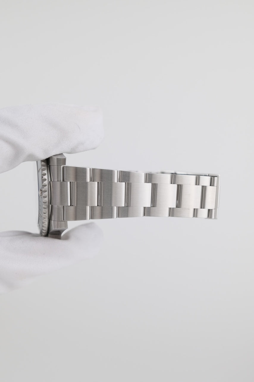 Rolex Submariner No Date 124060 - Detailed view 8