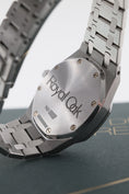 Cargue la imagen en el visor de la galería, Audemars Piguet Royal Oak Dual Time 25730ST - Detailansicht 7
