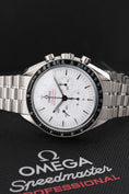 Load image into gallery viewer, Omega Speedmaster Professional Moonwatch 310.30.42.50.04.001 - Detailed view 3

