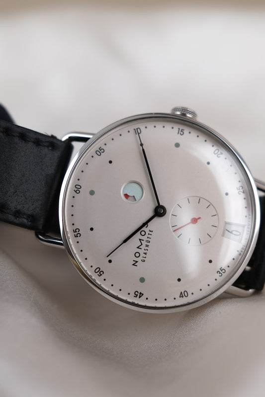 Nomos Metro 38 Datum Gangreserve 1101 - Detailansicht 1