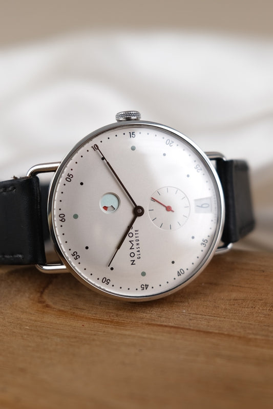 Nomos Metro 38 Datum Gangreserve 1101 - Thumbnail