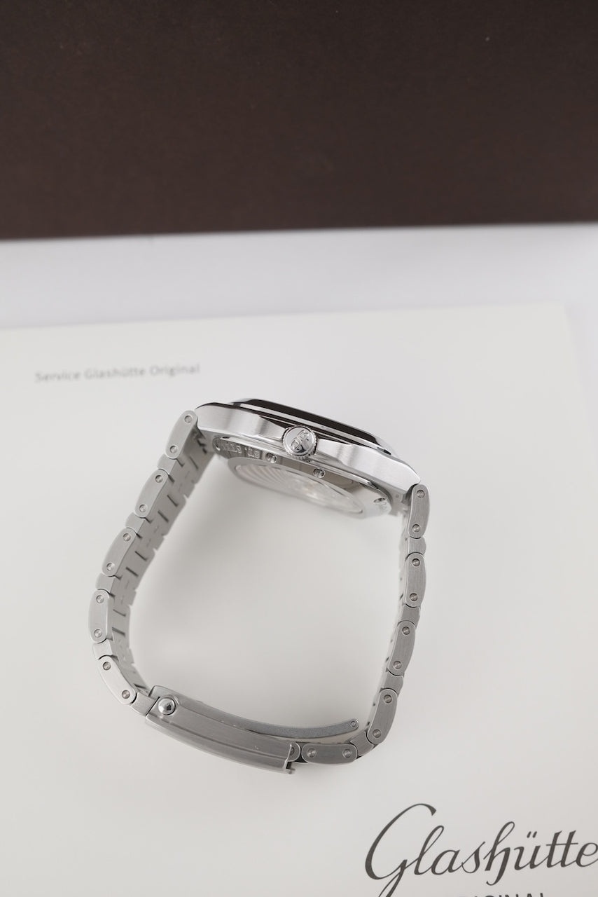 Glashütte Seventies Panorama Date 23947131214 - Detailed view 4
