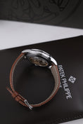 Załaduj obraz do przeglądarki galerii, Patek Philippe Calatrava 5212A-001 - Detailansicht 9
