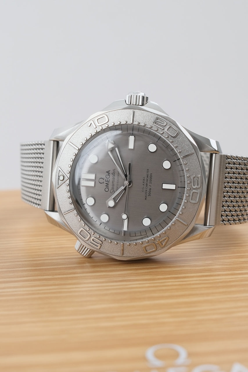 Omega Seamaster Diver 300M 210.30.42.20.06.002 - Detailed view 3
