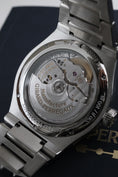 Load image into gallery viewer, Girard Perregaux Laureato 81010-11-131-11A - Detailed view 7

