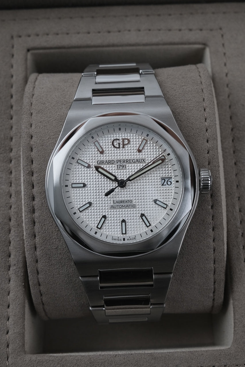 Girard Perregaux Laureato 81010-11-131-11A - Detailed view 1