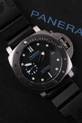 Bild in Galerie-Betrachter laden, Panerai Submersible PAM00683 - Detailansicht 2
