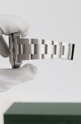 Load image into gallery viewer, Rolex Submariner Date 16610LV - detailed view 9
