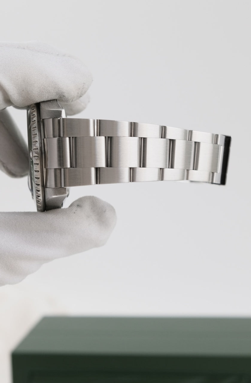 Rolex Submariner Date 16610LV - detailed view 9