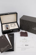Bild in Galerie-Betrachter laden, Patek Philippe Calatrava Pilot Travel Time 5524G-001 - Papiere und oder Lieferumfang
