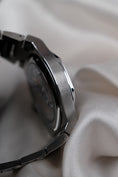 Load image into Gallery viewer, Girard Perregaux Laureato 81010-11-634-11A - Detail view 7

