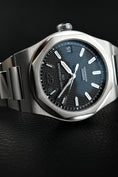 Load image into Gallery viewer, Girard Perregaux Laureato 81010-11-634-11A - Detail view 3
