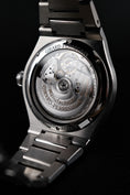 Load image into Gallery viewer, Girard Perregaux Laureato 81010-11-634-11A - Detail view 10

