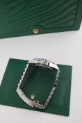 Bild in Galerie-Betrachter laden, Rolex GMT-Master II 126710GRNR - Detailansicht 5
