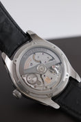 Bild in Galerie-Betrachter laden, H.Moser & Cie Pioneer Center Seconds Automatic 3200-1202 - Detailansicht 2
