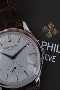 Charger l'image dans la visionneuse de galerie, Patek Philippe Calatrava 5196G-001 - Detailansicht 4
