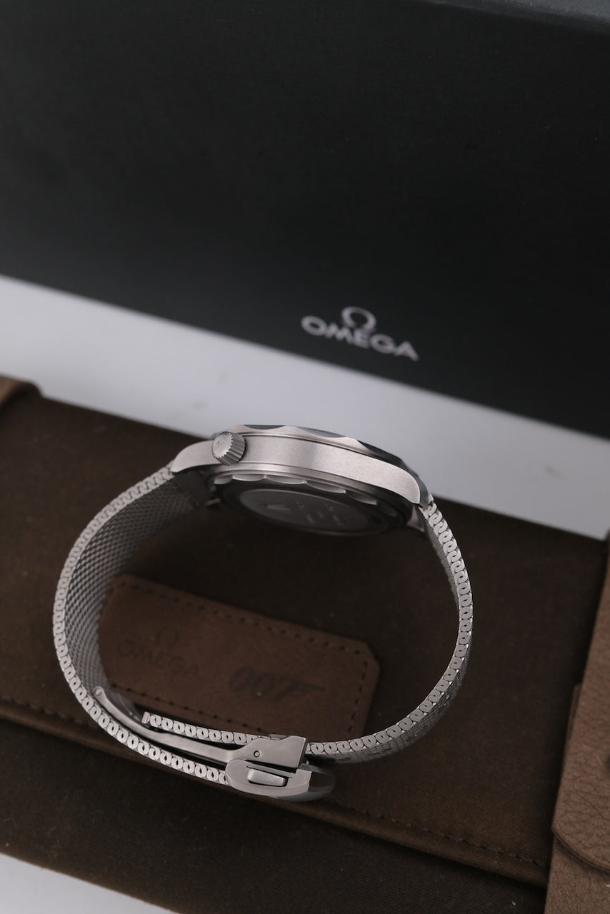 Omega Seamaster Diver 300M 007 Edition 21090422001001 - Detailansicht 6