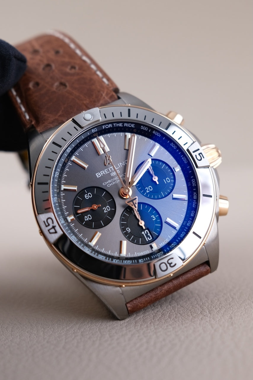 Breitling Chronomat B01 42 Triumph TB0134101M1X1 - Detail view 3