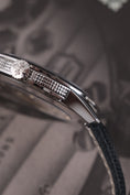 Bild in Galerie-Betrachter laden, Patek Philippe Calatrava 5226G-001 - Detailansicht 6
