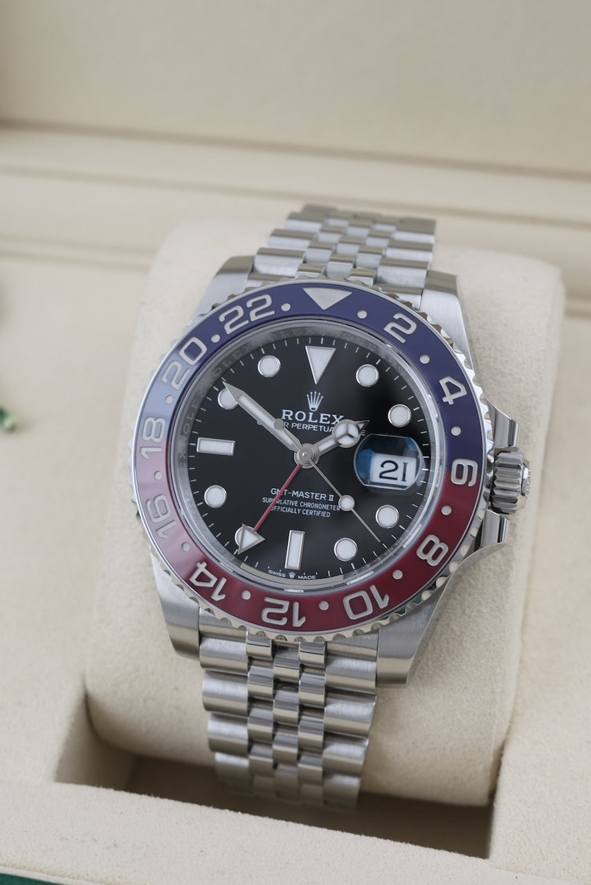Rolex GMT-Master II 126710BLRO - Detailed view 1