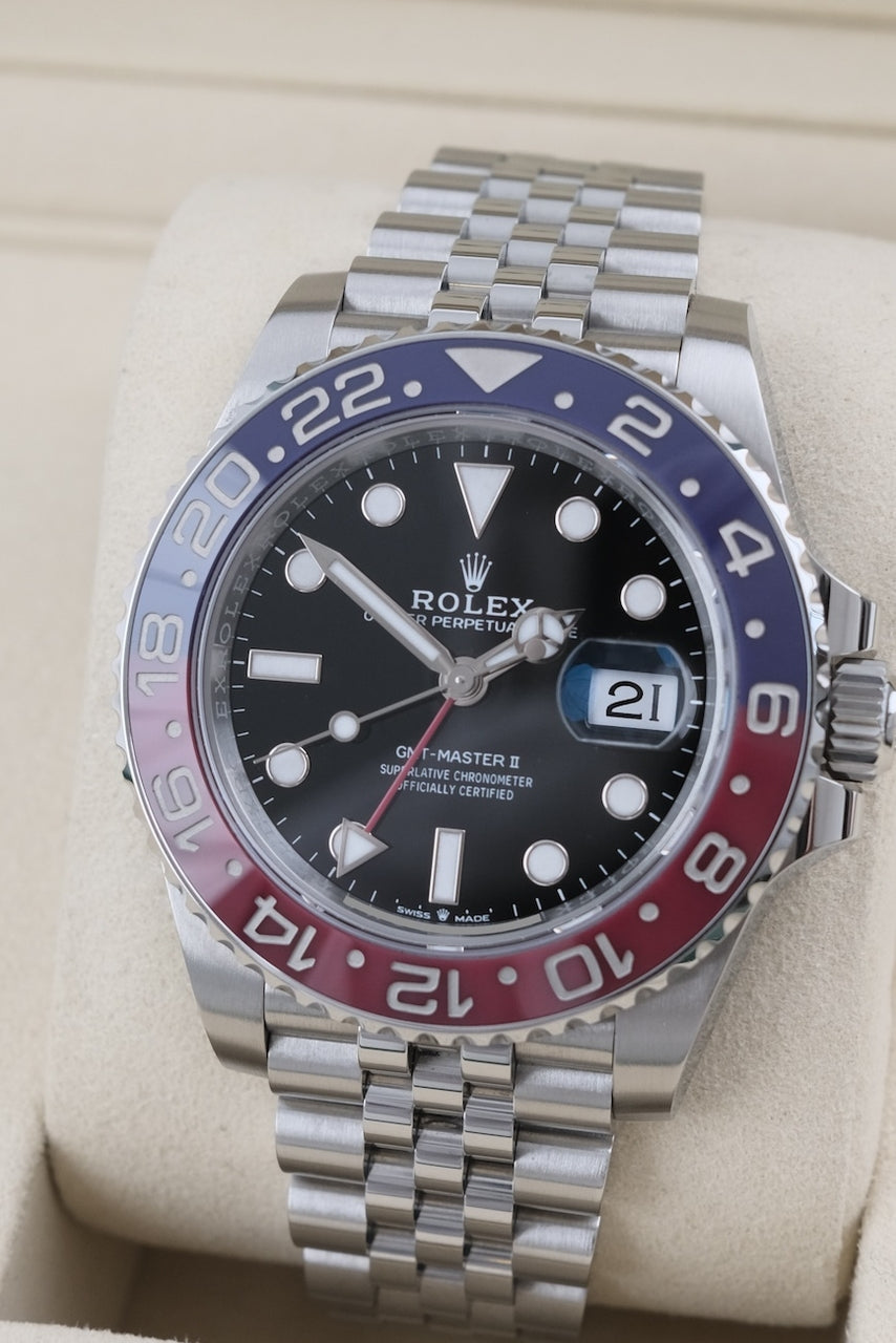 Rolex GMT-Master II 126710BLRO - Detailed view 2
