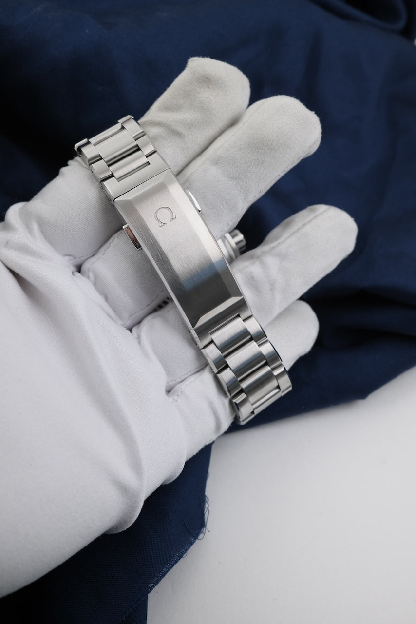 Omega Seamaster Planet Ocean Ultra Deep 6000m 215.30.46.21.04.001 - Detailed view 7