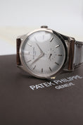Bild in Galerie-Betrachter laden, Patek Philippe Calatrava 5196G-001 - Detailansicht 4
