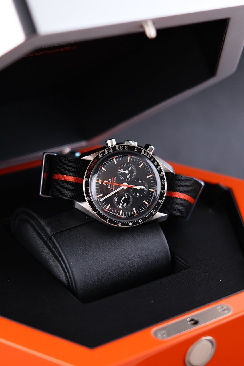Omega Speedmaster Professional Moonwatch Ultraman 31112423001001 - Detail view 2