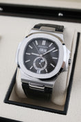 Carica l'immagine nel visualizzatore della galleria, Patek Philippe Nautilus Annual Calendar 5726A-001 - Detailansicht 2
