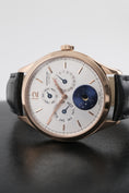 Załaduj obraz do przeglądarki galerii, Montblanc Heritage Chronometrie Quantieme Annuel Vasco Da Gama 112537 - Widok szczegółowy 2
