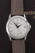 Charger l'image dans la visionneuse de galerie, Patek Philippe Calatrava 5107G - Vue détaillée 1
