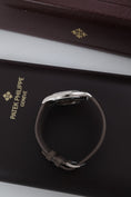 Charger l'image dans la visionneuse de galerie, Patek Philippe Calatrava 5107G - vue détaillée 6
