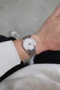 Charger l'image dans la visionneuse de galerie, Patek Philippe Calatrava 5107G - vue détaillée 10
