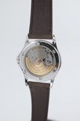 Charger l'image dans la visionneuse de galerie, Patek Philippe Calatrava 5107G - vue détaillée 9
