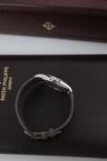 Charger l'image dans la visionneuse de galerie, Patek Philippe Calatrava 5107G - vue détaillée 5
